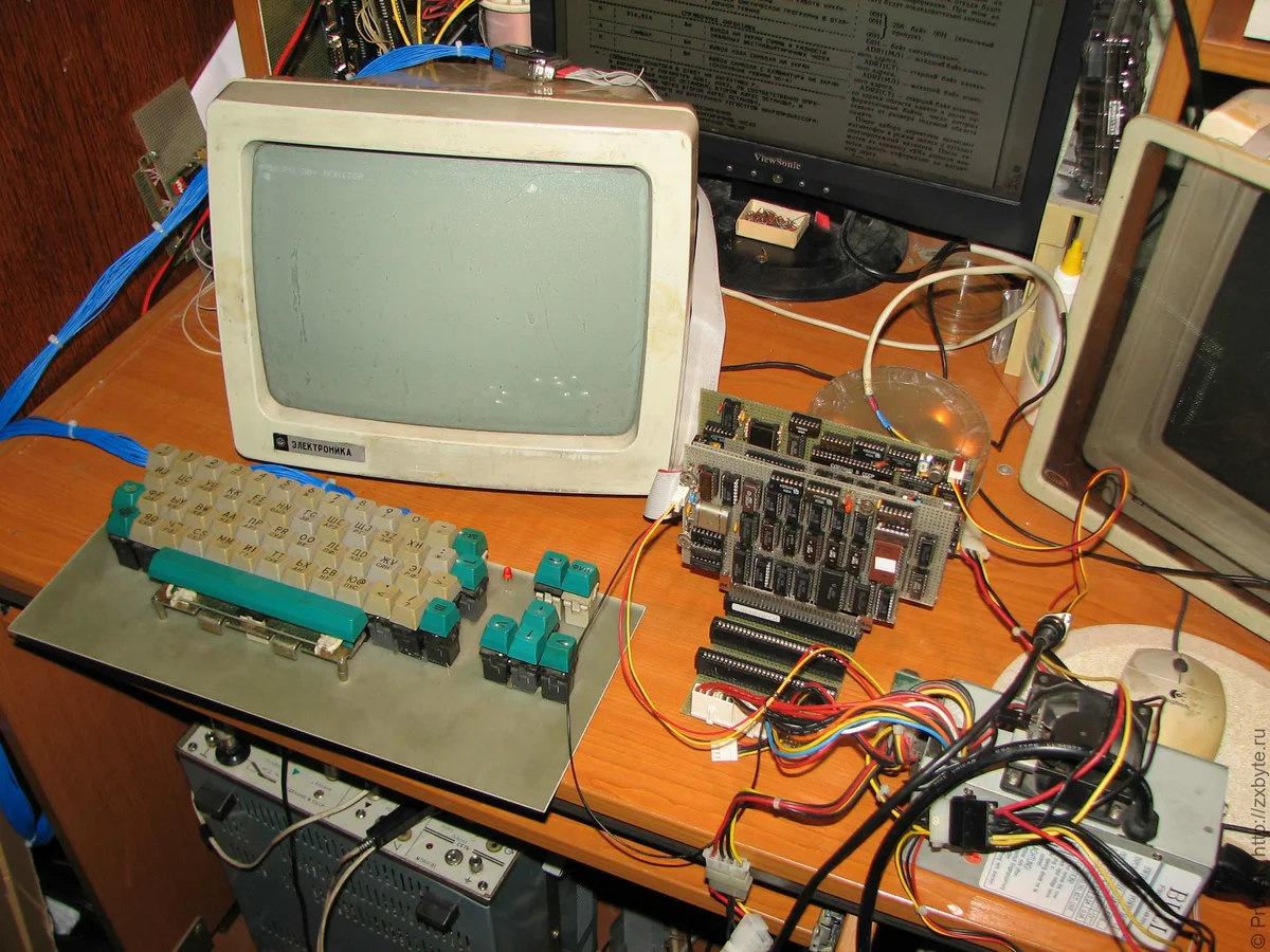 «Микро-80» и самодельная клавиатура. Внушает уважение. Источник: http://zxbyte.ru