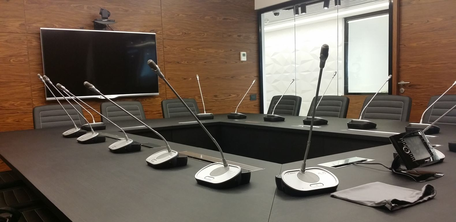 Переговорная комната с установленным оборудованием. Источник