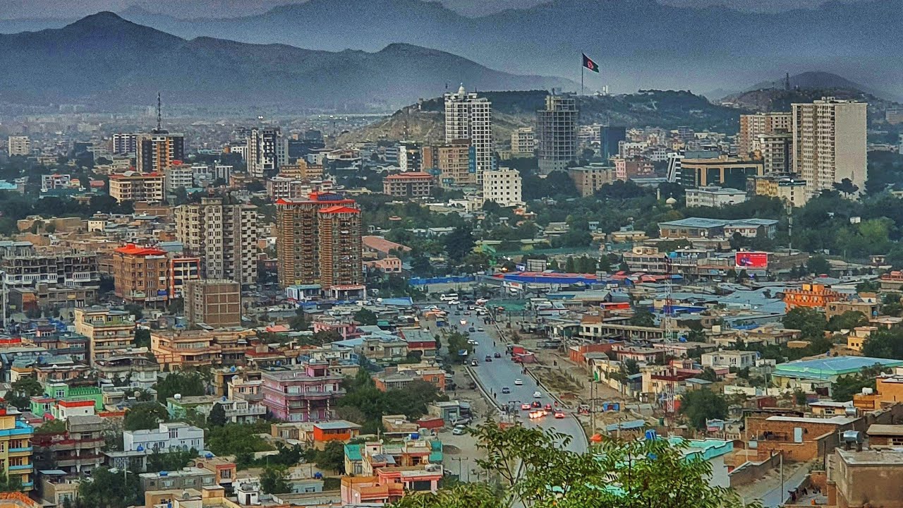 Особенностью Афганистана является высокая концентрация населения в городах. Так в городской агломерации Кабула проживает около 4.5 миллиона людей. Данная специфика особо способствует внедрению интернета в стране