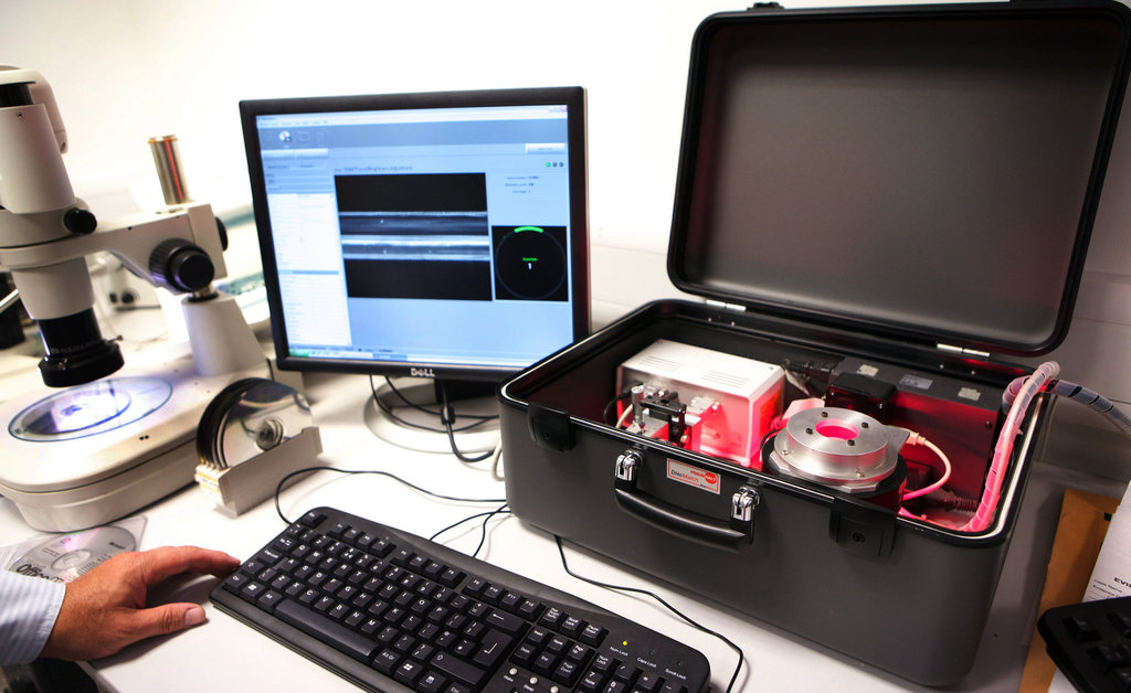 В своей лаборатории по борьбе с пиратством в Дублине Microsoft использует микроскопы и другое оборудование для обнаружения подделок