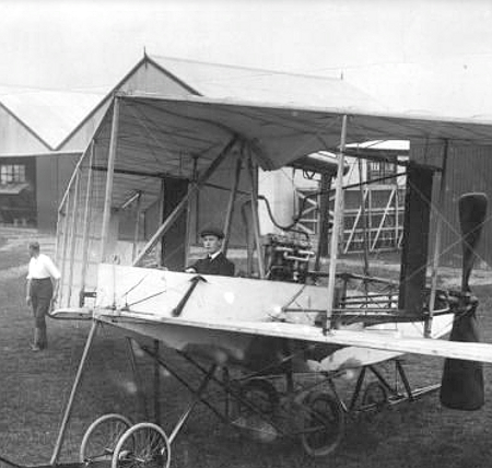 Джон Данн за управлением своего первого удачного самолёта  