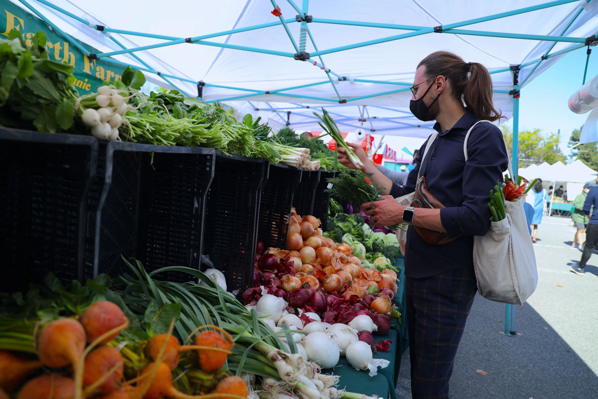Фермерский рынок в Mountain View, где можно найти свежие органические продукты