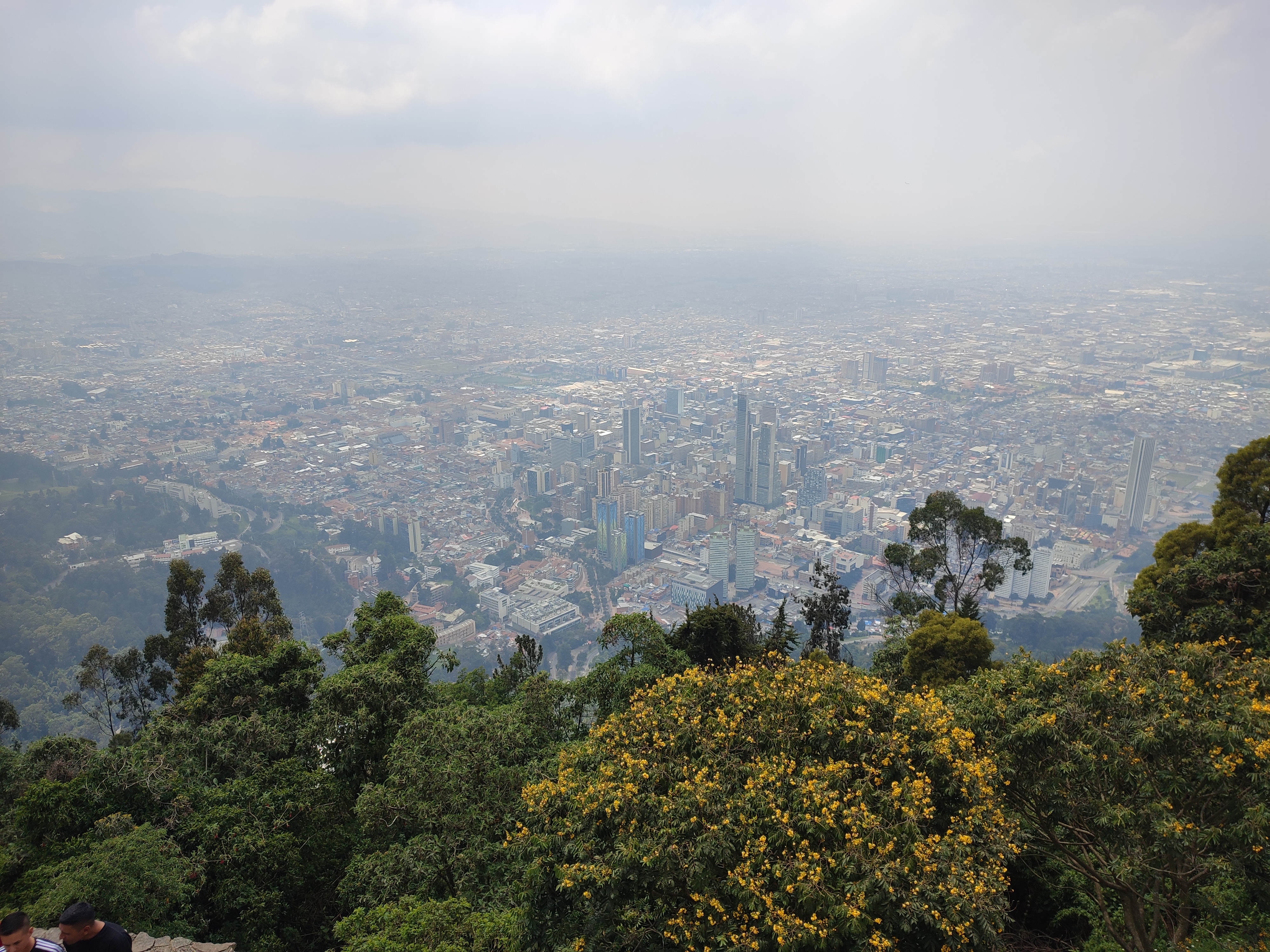 Богота, столица Колумбии. 2 640 метров. Я затрудняюсь сказать, туман это или смог.