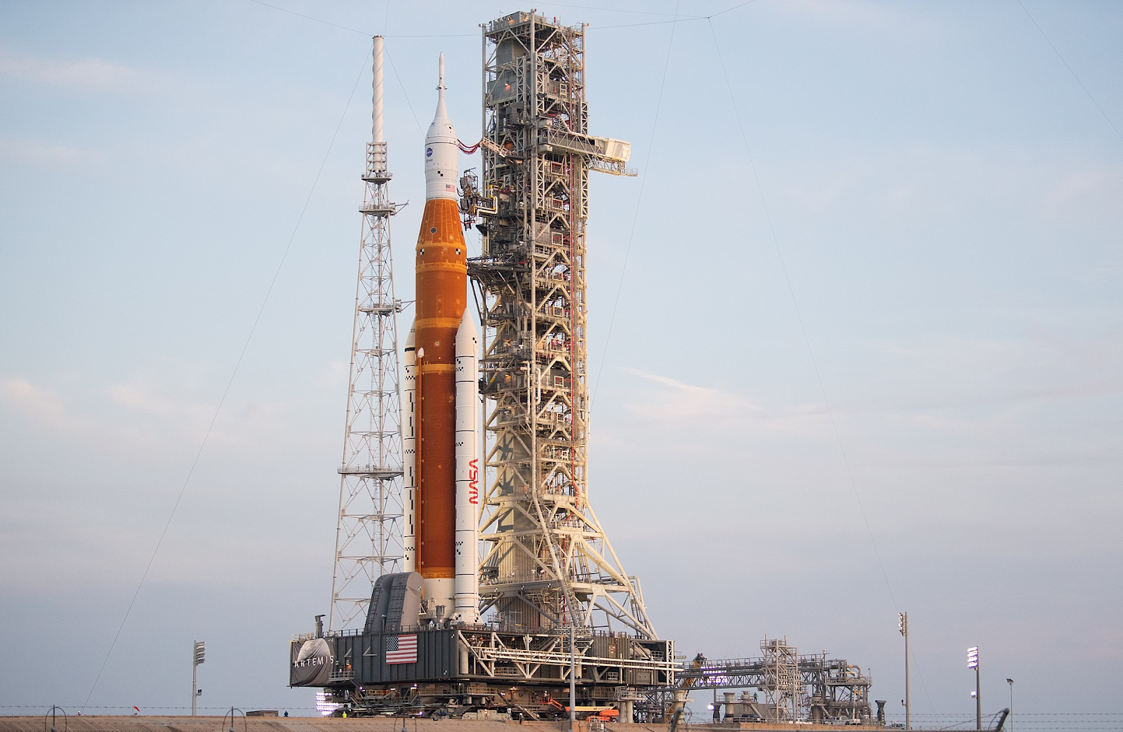Ракета-носитель SLS перед стартом с космическим кораблем «Орион» на борту