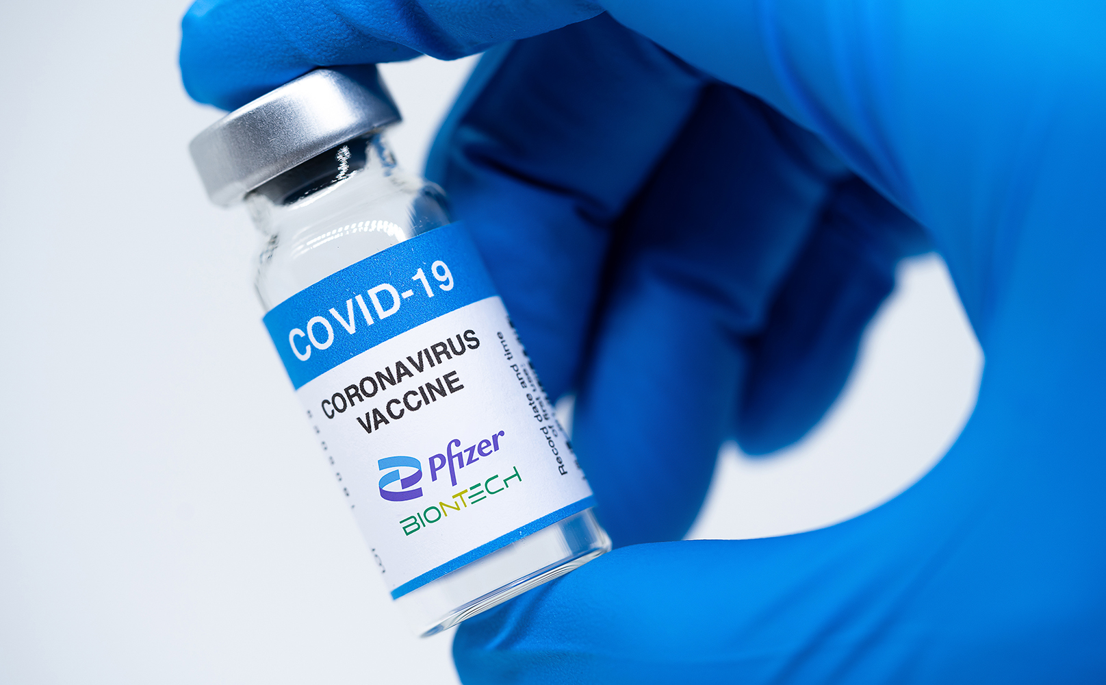 Pfizer и BioNTech считают, что для борьбы со штаммом «Омикрон»‎ нужно три дозы вакцины