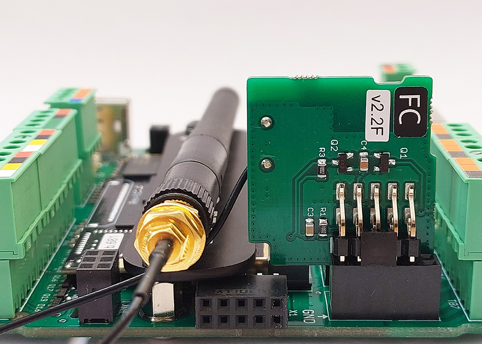 Радиомодуль, установленный в корпус контроллера Wiren Board