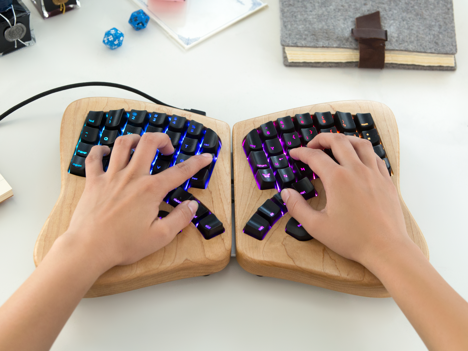 Сплит-клавиатура обеспечивает естественное положение кистей рук
