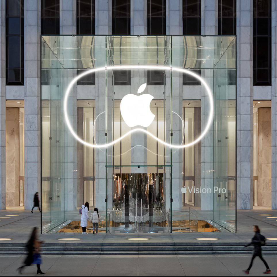 Apple украсила свой магазин в Нью-Йорке на 5 Авеню светящимся контуром устройства