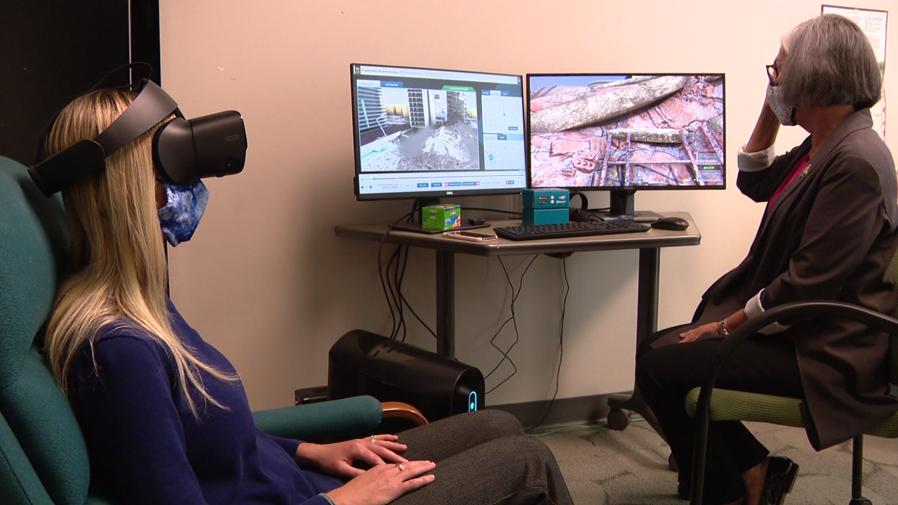 Сессия психотерапии с использованием VR-гарнитуры. Источник