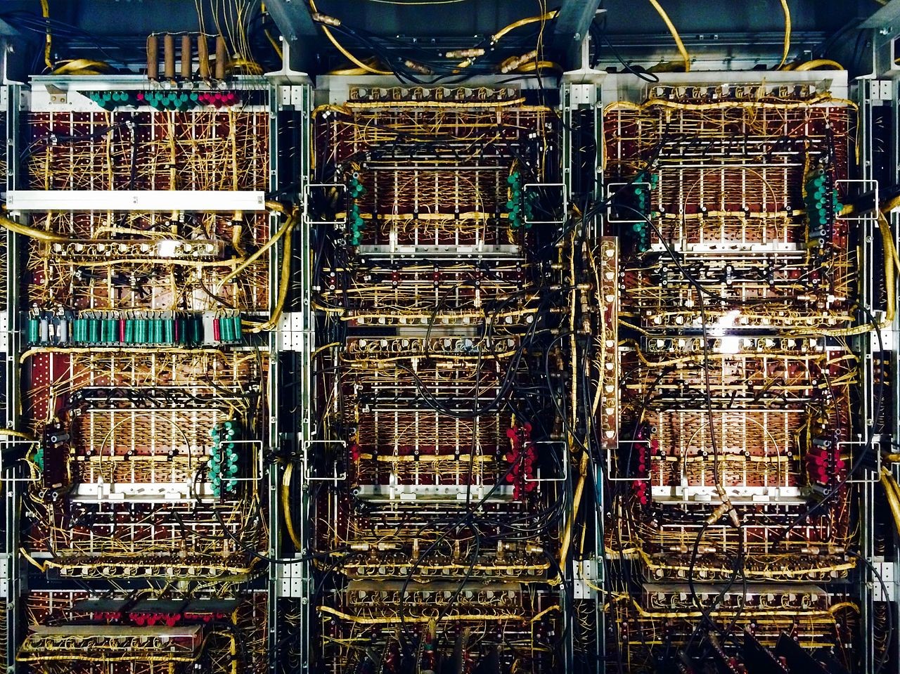 Внутри шкафов компьютера UNIVAC I (1951 год) — никаких печатных плат, только навесной монтаж. Хотя перед нами первый американский компьютер, созданный не под конкретную задачу или в исследовательских целях, а для продажи (правда, пока лишь государственным заказчикам). Коммерчески успешные массовые устройства с использованием печатных плат начнут появляться только в середине 1950-х. Одними из первых станут радиоприемники Motorola PLAcir. Однако до открытой публикации описания метода пайки погружением (Auto-Sembly) в 1956 году широкого распространения печатные платы не получат / ©Alejandro Quintanar, Wikimedia 