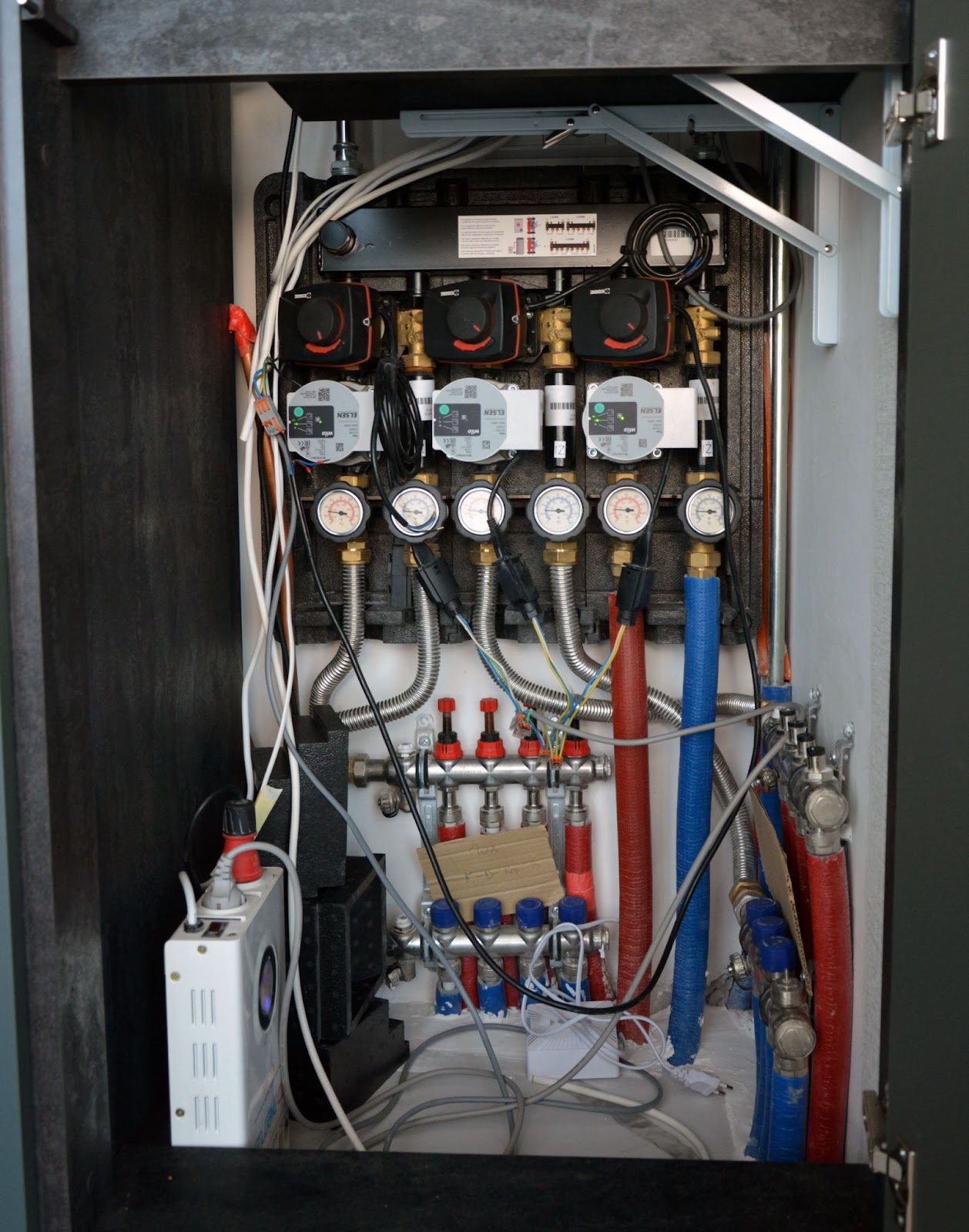 Сверху — смесительные модули контуров отопления. Ниже расположены коллекторы для подключения трубопроводов горячей воды, радиаторов отопления и теплых полов  