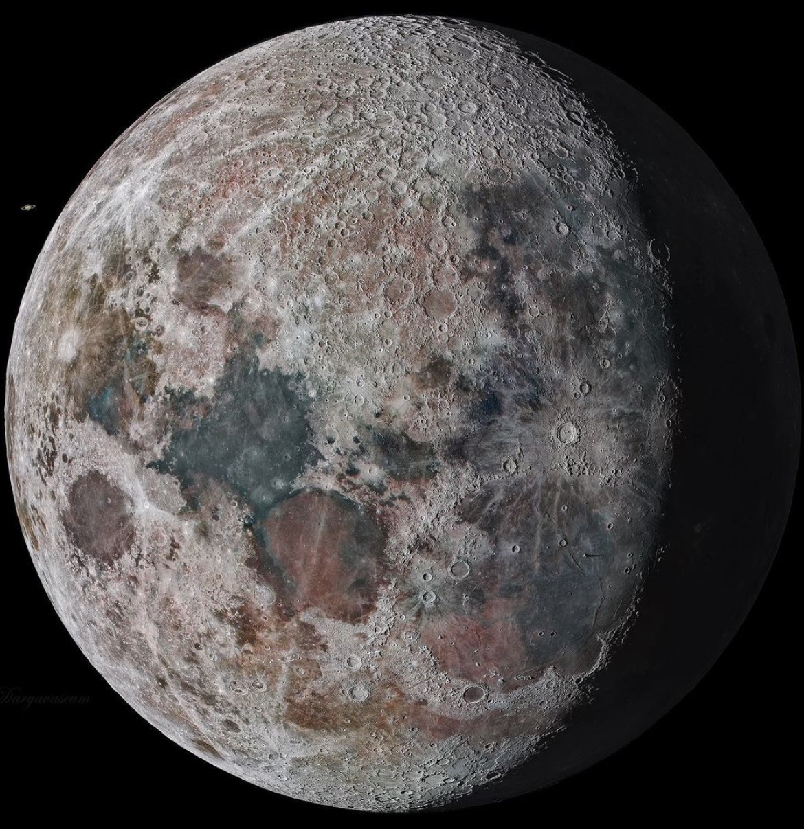 Цветная компиляция снимков Луны астрофотографа Дарьи Кава Мирзы: https://www.instagram.com/p/ClT7OieMS3-/?igshid=NTdlMDg3MTY=