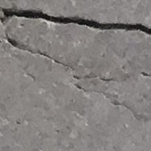 Рисунок 1 — Изображение бетонного дорожного покрытия, содержащее повреждения поверхности (положительное)