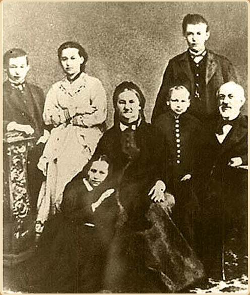 Семья Чебышева после их приезда в Москву. Фото из архива семьи Данилевских