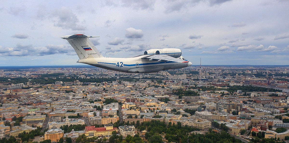 Военно-транспортный самолет Ан-72 на военно-морском параде в Санкт-Петербурге (2021). Струи газа из двигателей отклоняются по крылу вниз и создают дополнительную подъемную силу