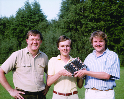 Клаус Шультен, Гельмут Грубмюллер, and Гельмут Геллер и одна из плат самодельного суперкомпьютера,1988.