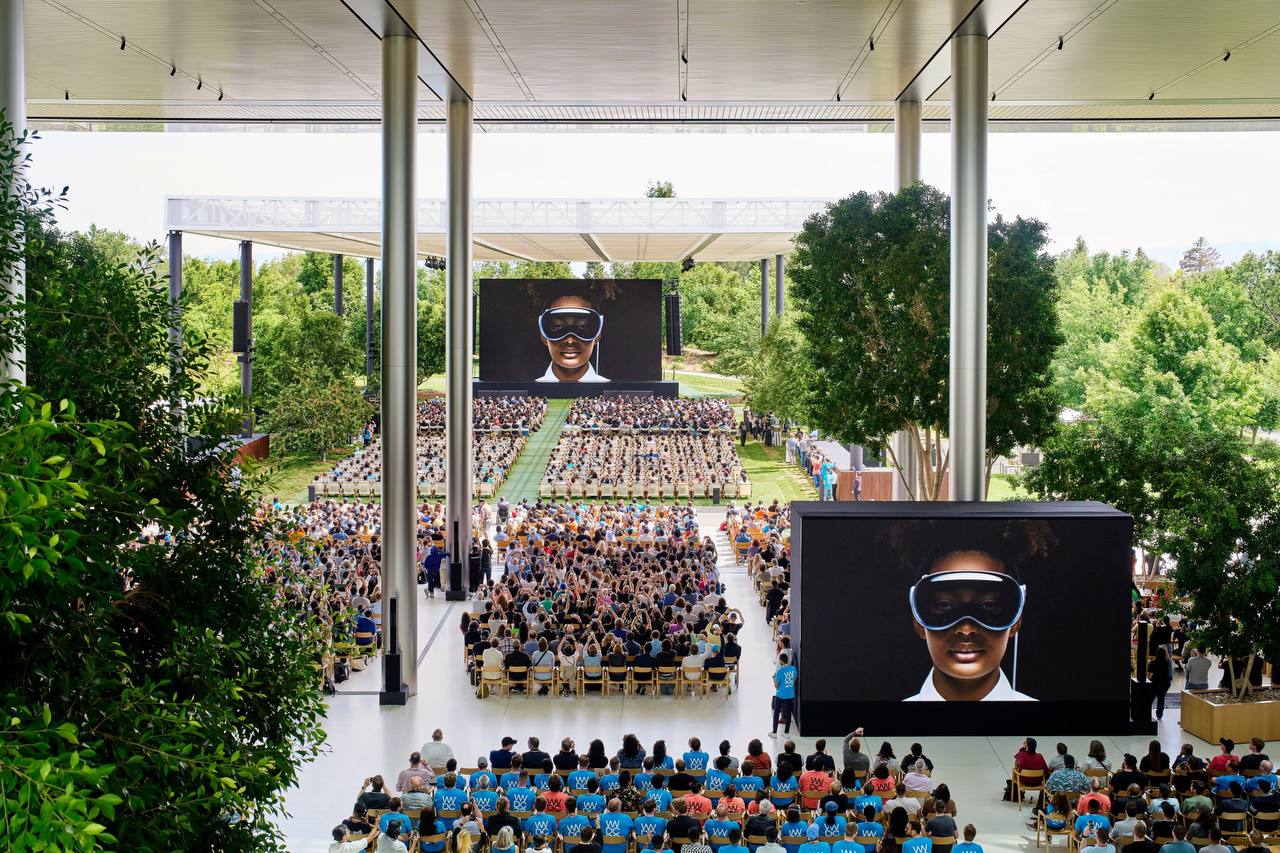 Момент просмотра презентации Apple WWDC23 в кампусе компании 5 июня