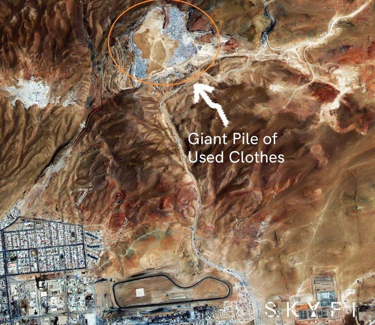 Гигантская, видимая из космоса, свалка непроданной одежды в Чили (H&M, Zara, Gucci и прочие - все там)