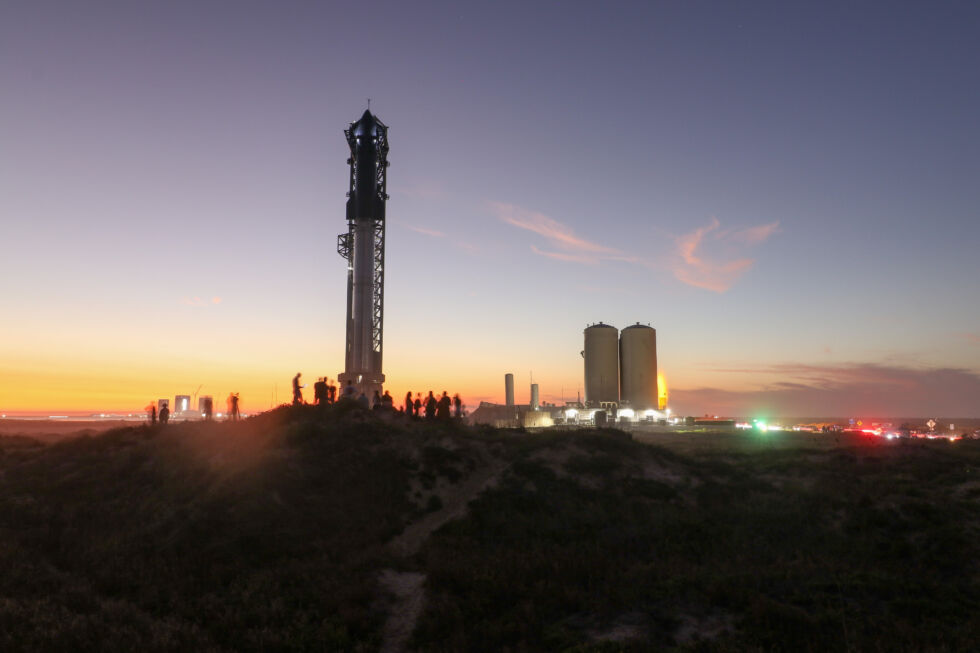 Фанаты SpaceX собрались на Starbase, обширном испытательном объекте компании в Южном Техасе, накануне второго полномасштабного испытательного полета ракеты Starship.   
