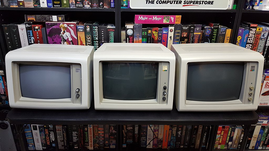 Слева направо: IBM 5151, IBM 5153, IBM 5154.