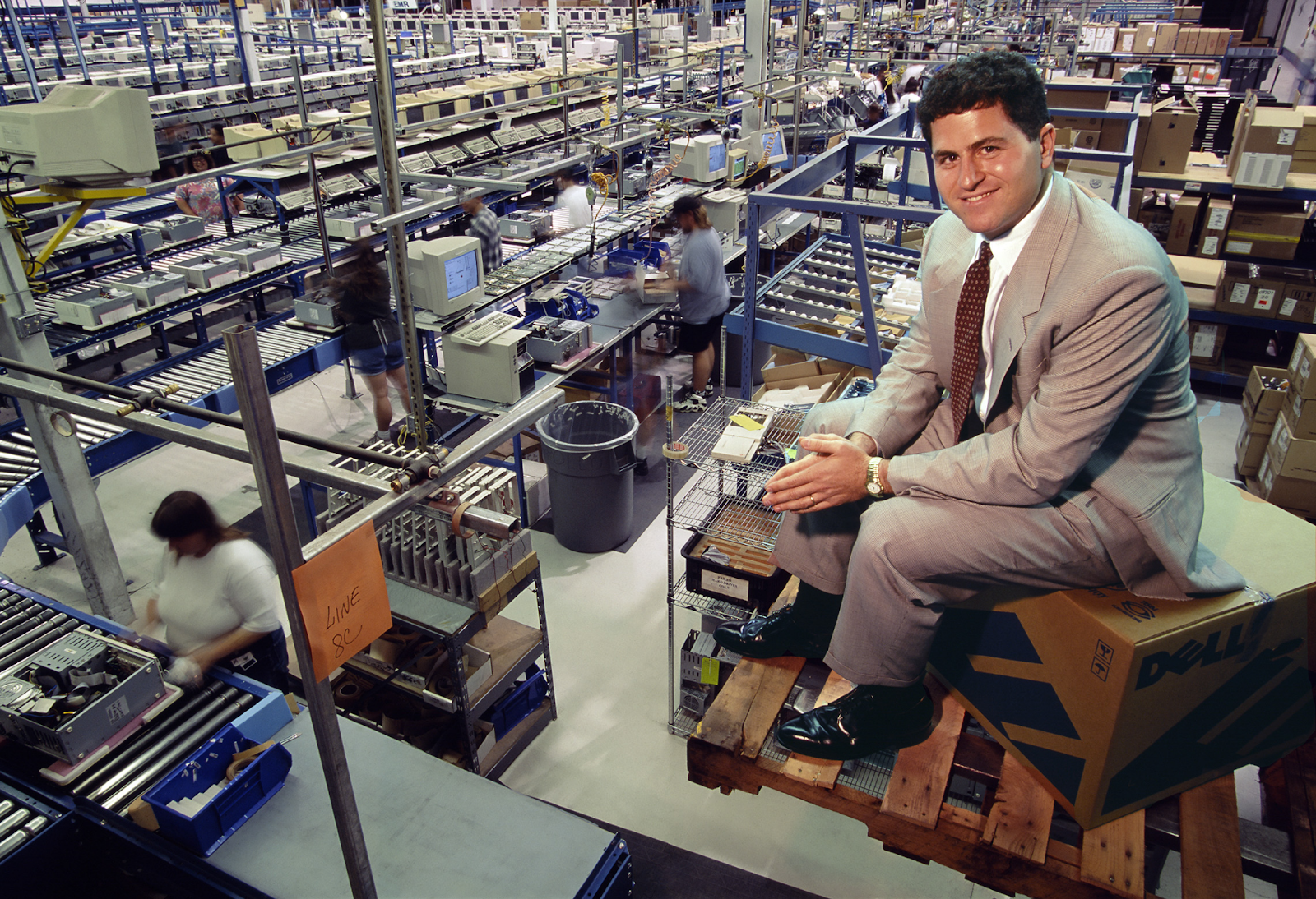 Делл контролирует процесс сборки на производственной линии своего компьютерного завода в Остине, штат Техас, 1996 год