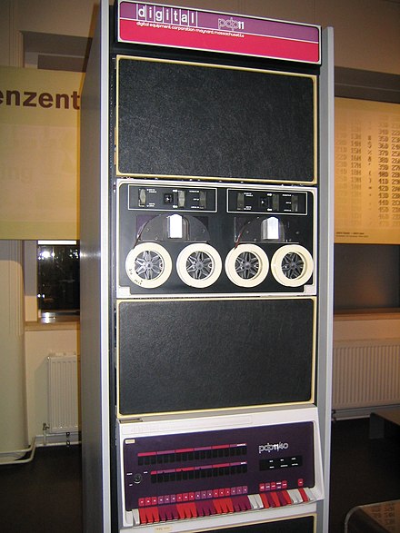 Мини-компьютер PDP-11, 1970 г. в. Источник.