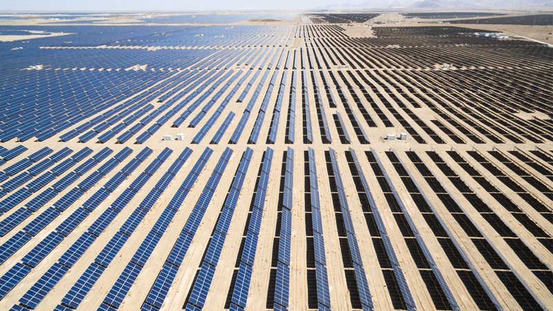 Крупнейшая в мире фотоэлектростанция. Находится в пустыне Тэнгэр в Китае (Tengger Desert Solar Park), имеет установленную мощность чуть больше 1500 МВт и занимает 43 квадратных километра, что есть чуть больше четверти Мурманска, например