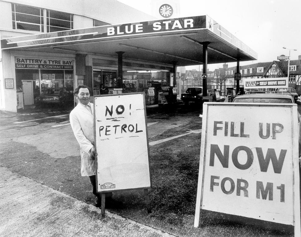 Работник автозаправки несёт недобрую весть, 1970-е.