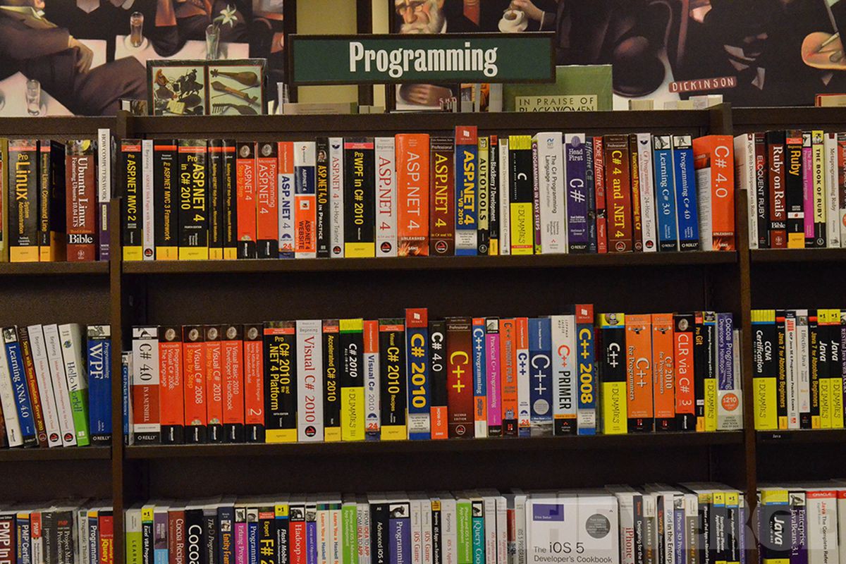 Книги на полке. Полки с книгами по программированию. Книги по программированию библиотека. Коллекция книг по программированию.
