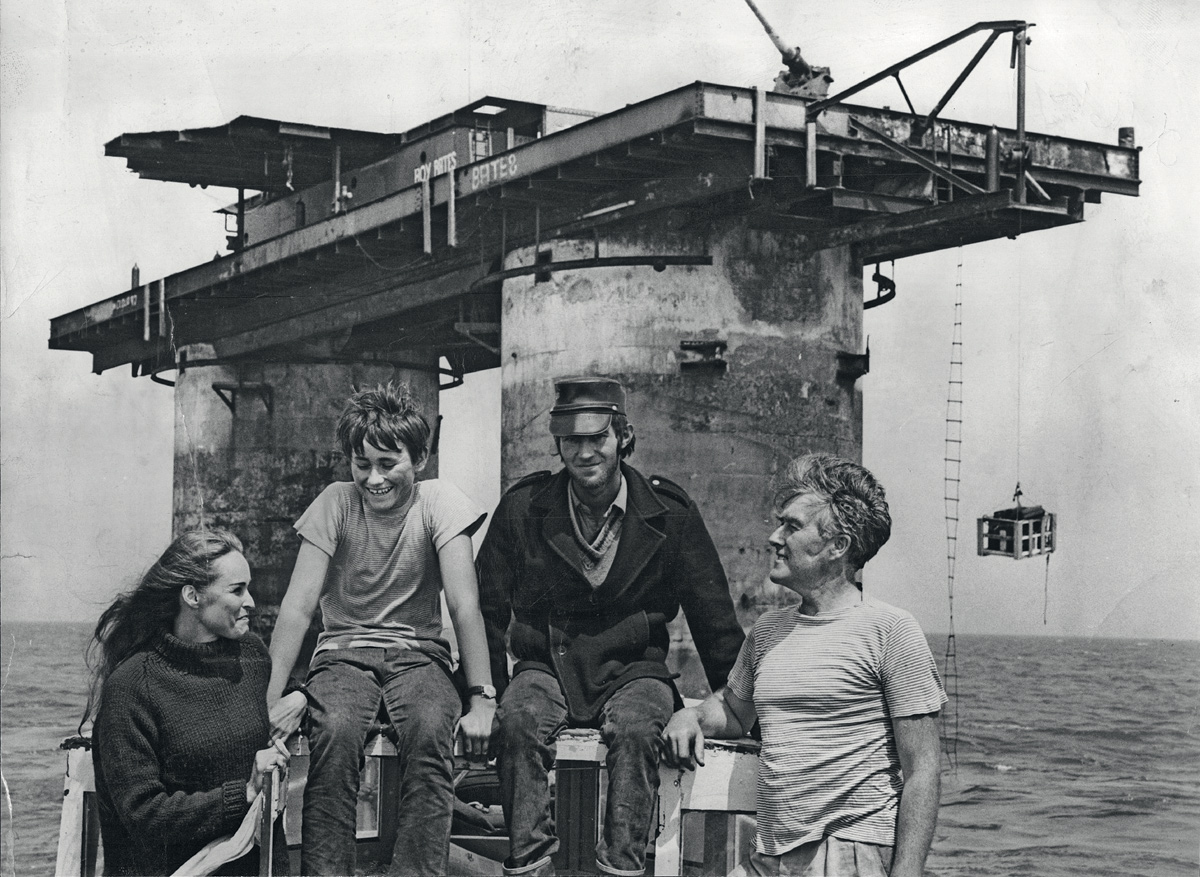 Пэдди Рой Бейтс с семьей на морской платформе Рафс-Тауэр