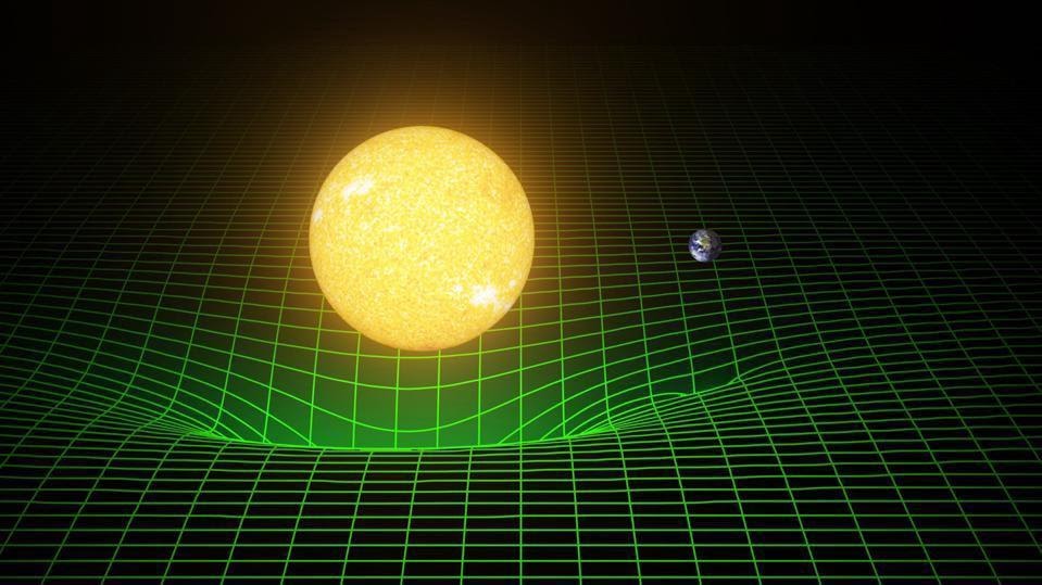 Гравитационное движение Земли вокруг Солнца не связано с невидимым гравитационным притяжением, но лучше описывается свободным падением Земли в искривлённом пространстве, большая часть кривизны которого порождается Солнцем. Кратчайшее расстояние между двумя точками — не прямая линия, а геодезическая: кривая линия, которая определяется гравитационной деформацией пространства-времени. Проходя через такое искривлённое пространство, Земля испускает гравитационные волны (LIGO/T. PYLE)