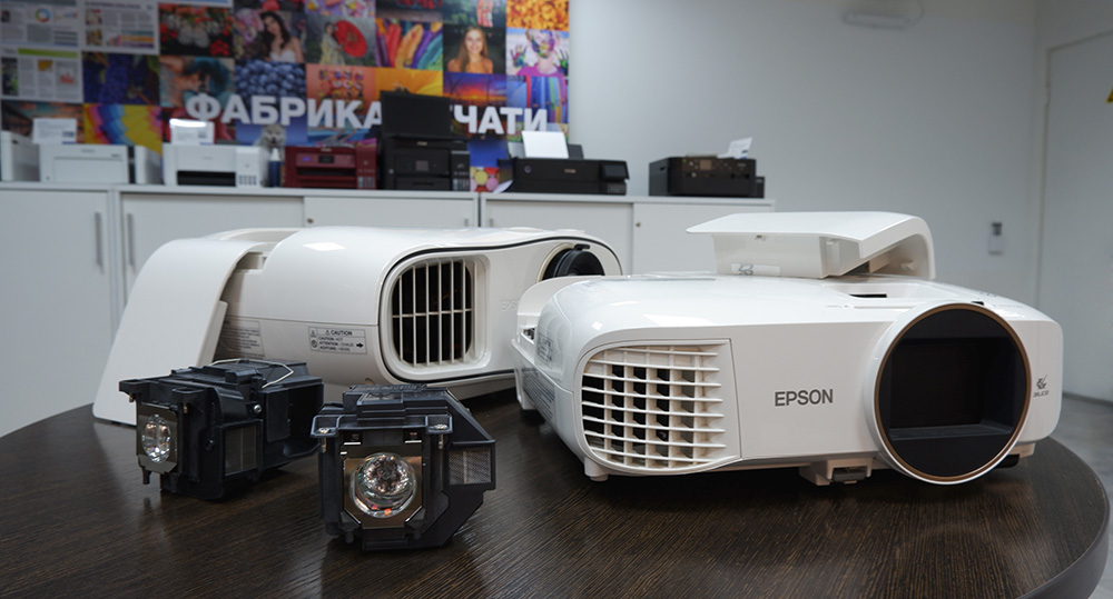 Проекторы Epson EH-TW6700 и Epson EH-TW5820 и лампы