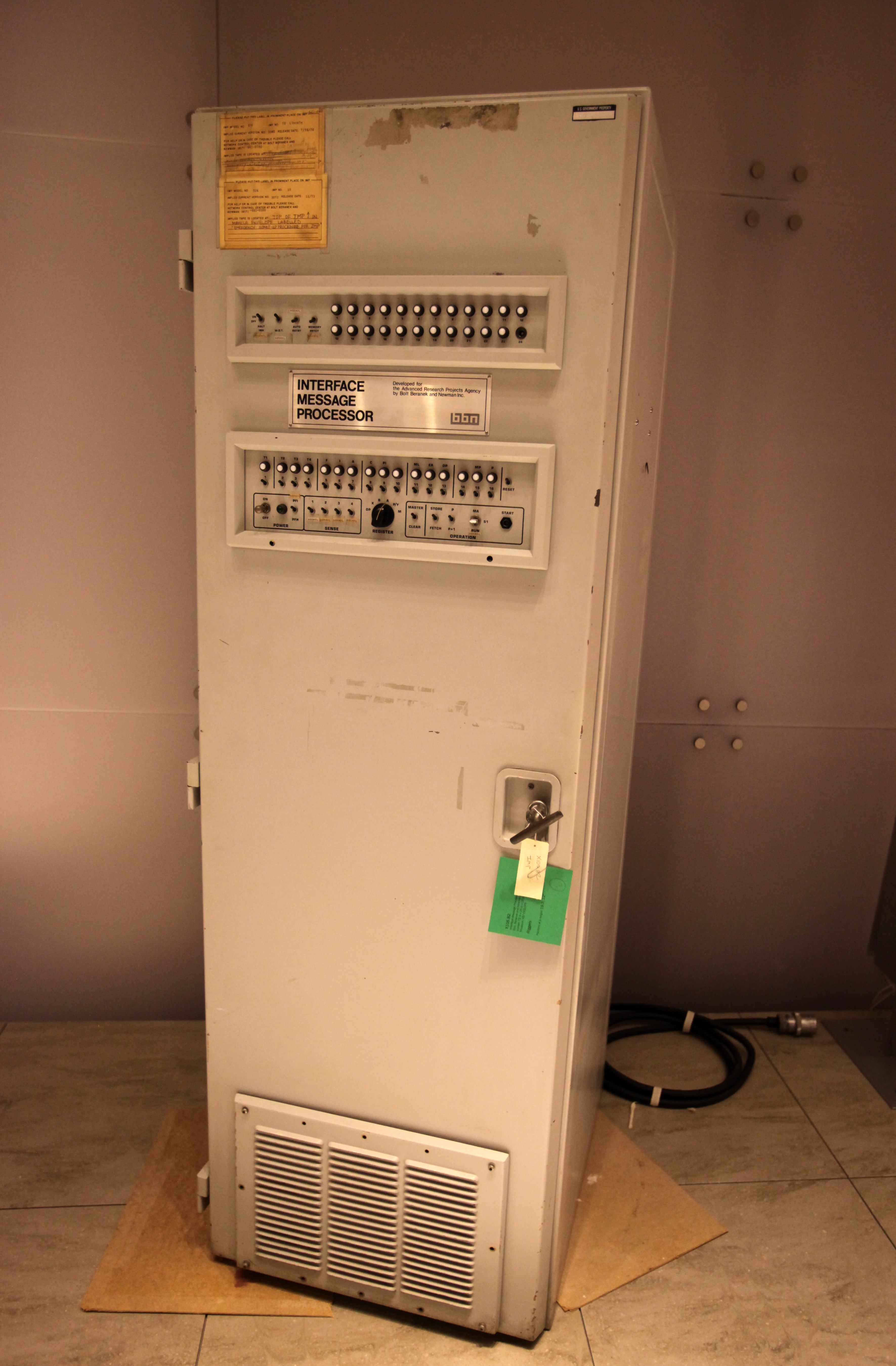 Этот шкаф с названием Interface Message Processor — один из первых роутеров 