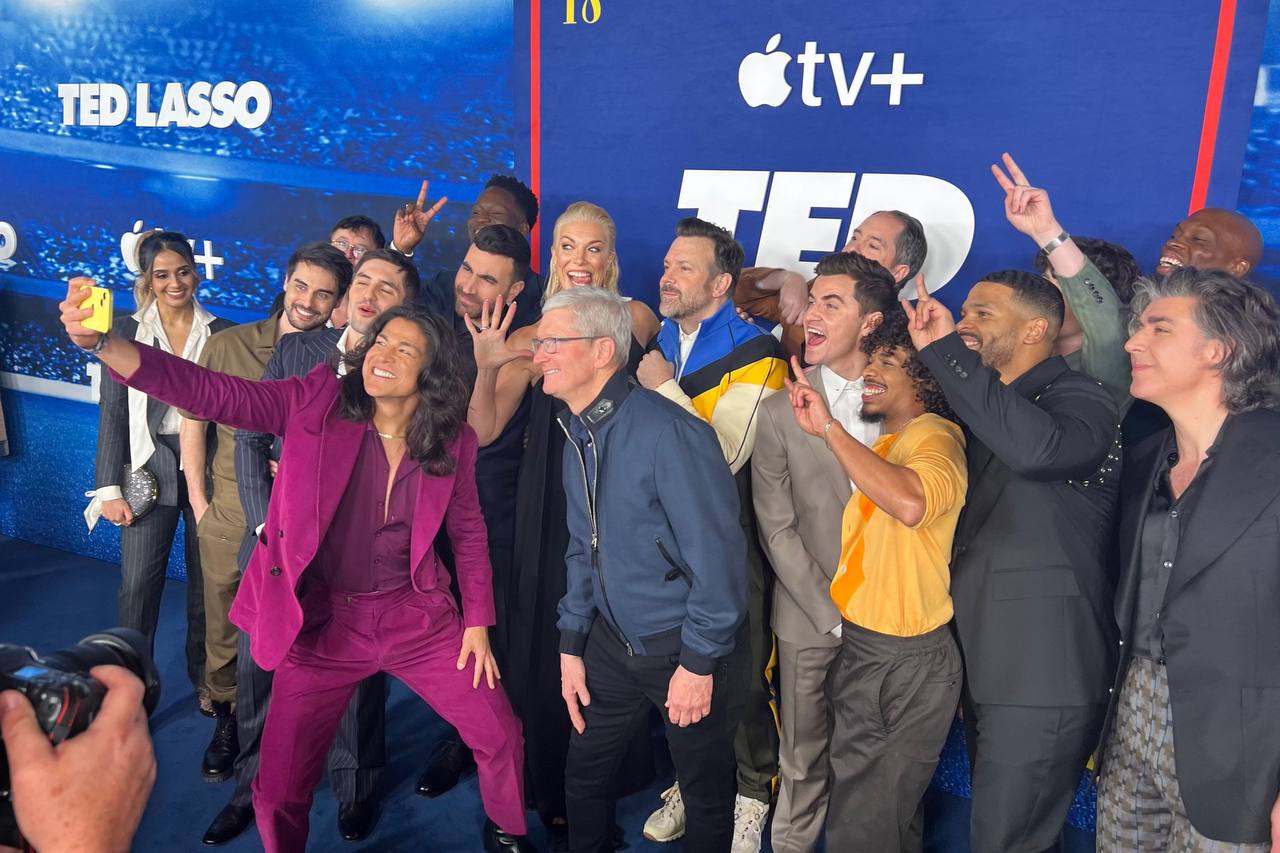 Тим Кук поделился фото с командой актёров сериала Тед Лассо, с которыми сфотографировался на новенький жёлтый iPhone 14, на предпоказе первых серий нового сезона