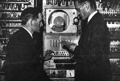 Том Килберн (слева) и Фредди Уильямс (справа) за пультом компьютера SSEM (Baby)