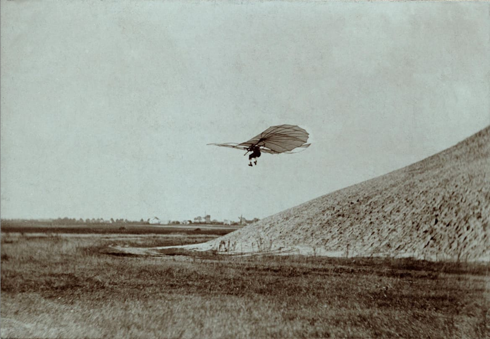 Орнитоптер Отто Лилиенталя, одна из моделей, датируемая 1896 годом. Авиатор совершил более 2000 полетов, но погиб в 1896 году при одном из испытаний, упав с 15 метров из-за порыва ветра.  