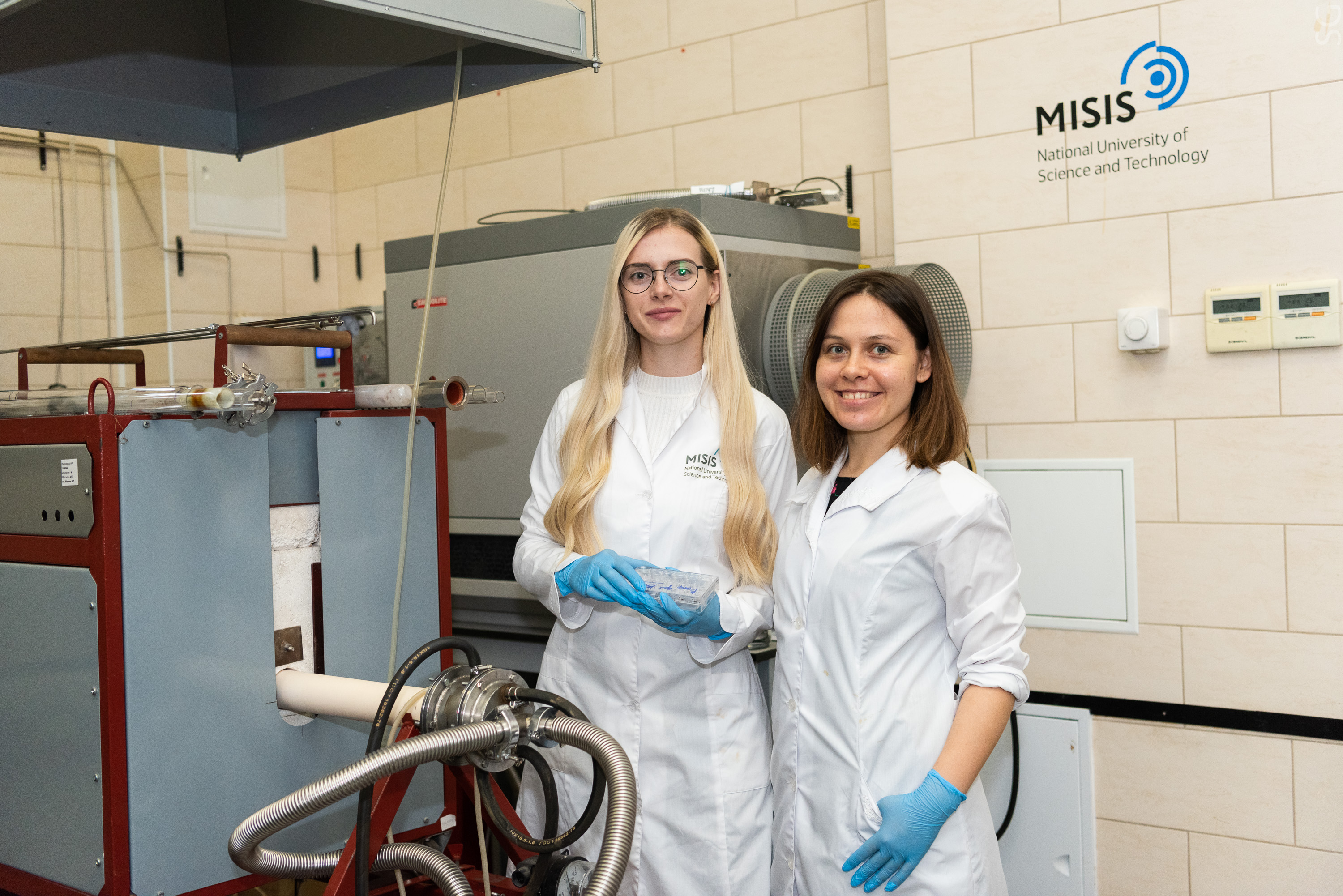 Co-authors of the development - young scientists from NUST "MISIS" Christina Gudz and Elizaveta Permyakova (right) 