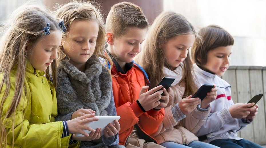 Роспотребнадзор запретил школьникам использовать смартфоны для обучения