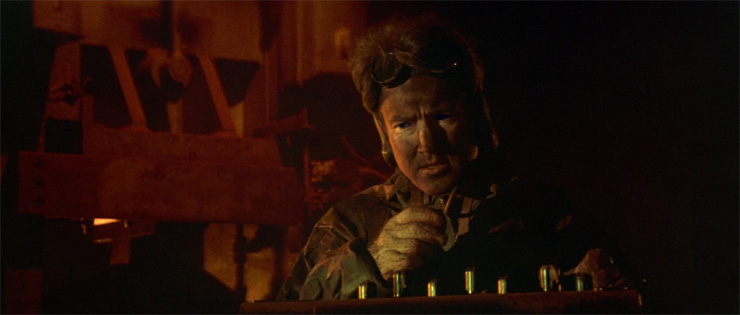 Дэвид Линч в эпизодической роли глуховатого оператора харвестера (или краулера)