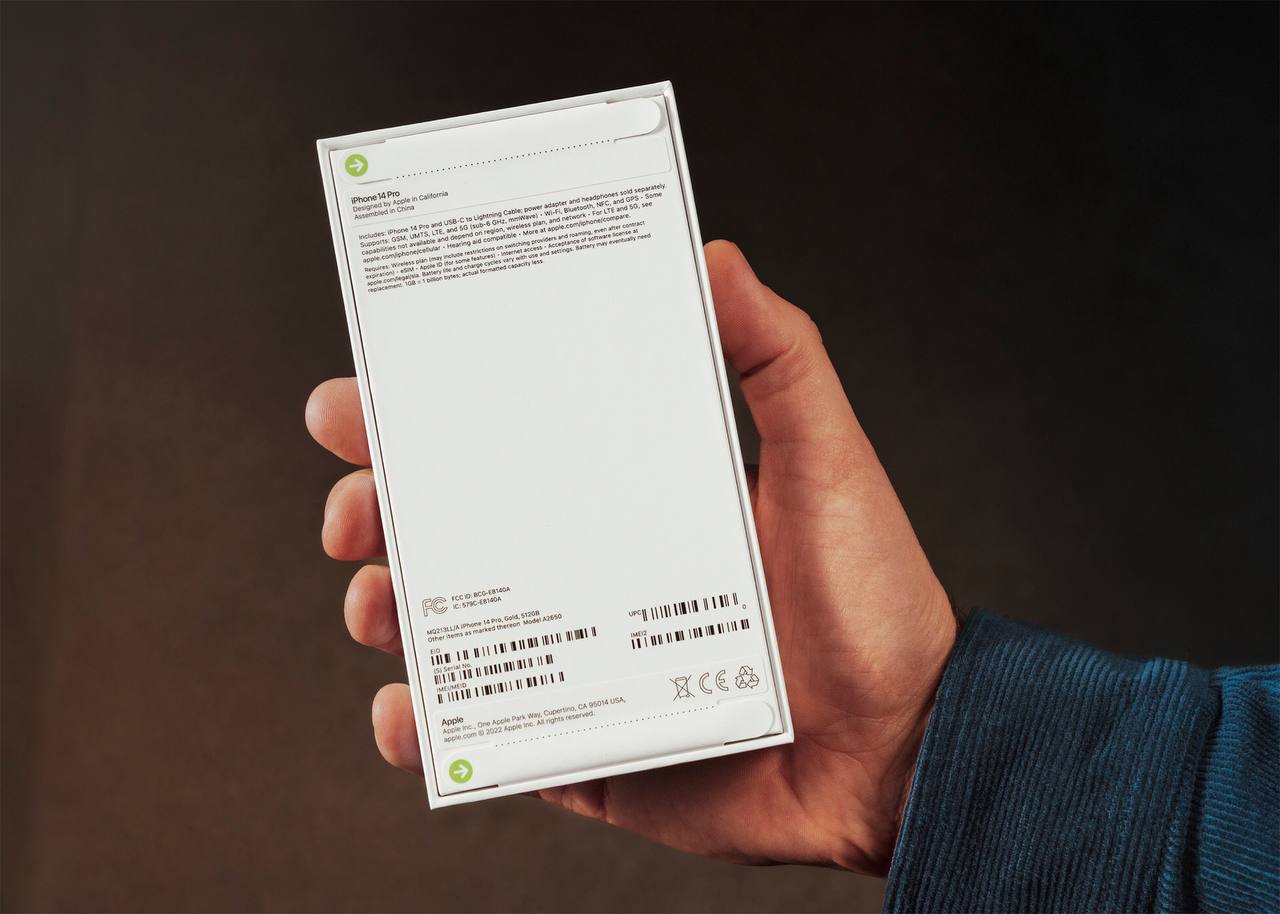 А упаковка серии iPhone 14 избавилась от наклеек с информацией об устройстве, теперь она печатается прямо на саму коробку 