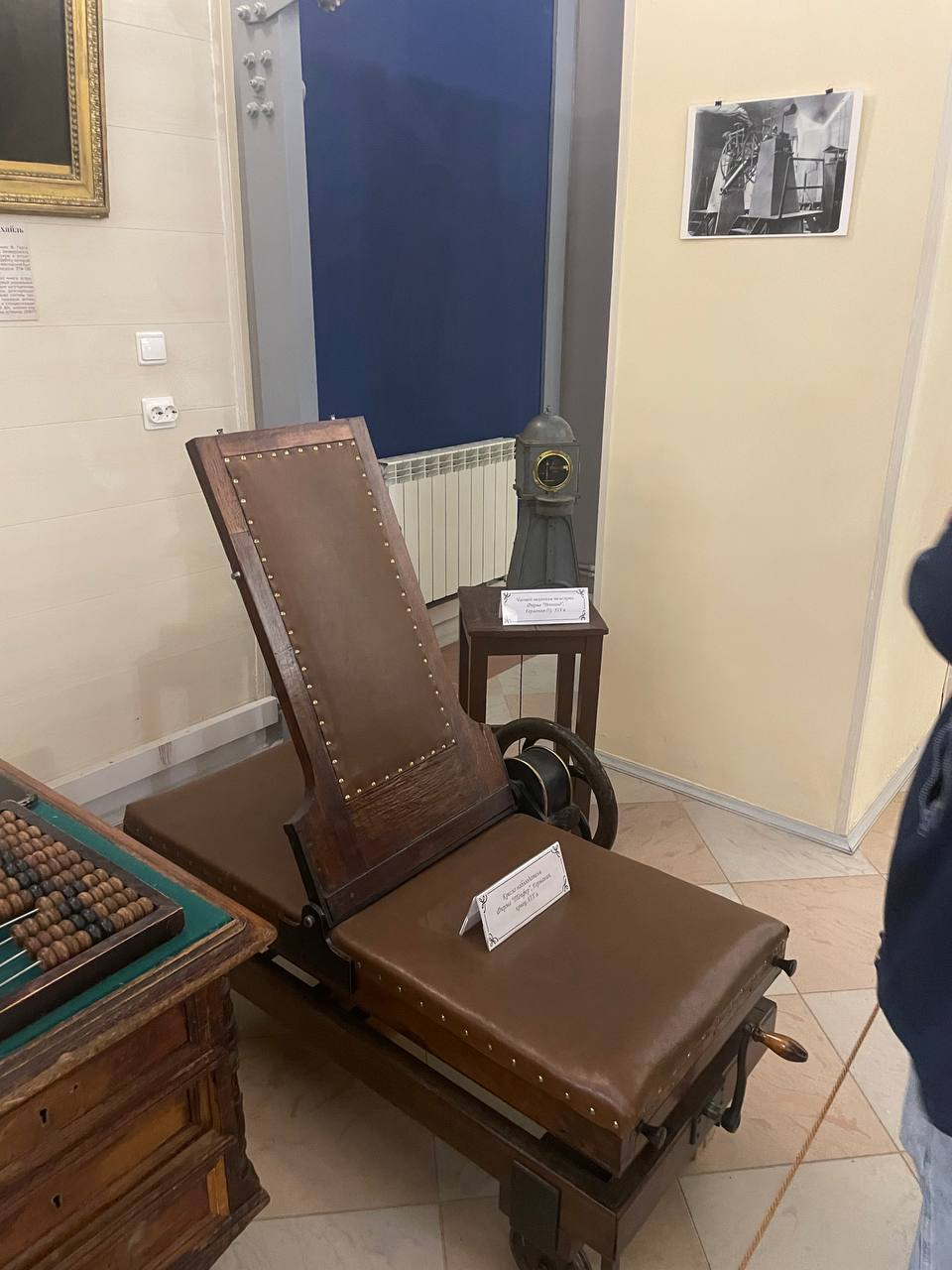 “Прообраз офисного стула” - экспонат из музея Пулковской обсерватории. Кресло предназначено для длительного наблюдения в телескоп за небесными объектами. Как и у современного офисного кресла, наклон спинки регулируется.