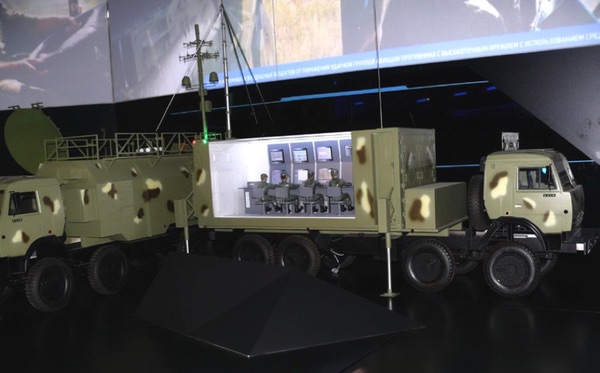 Макет того, что выглядит как командный пункт системы постановки помех спутнику "Тирада-2С". (Источник: А.В. Карпенко )