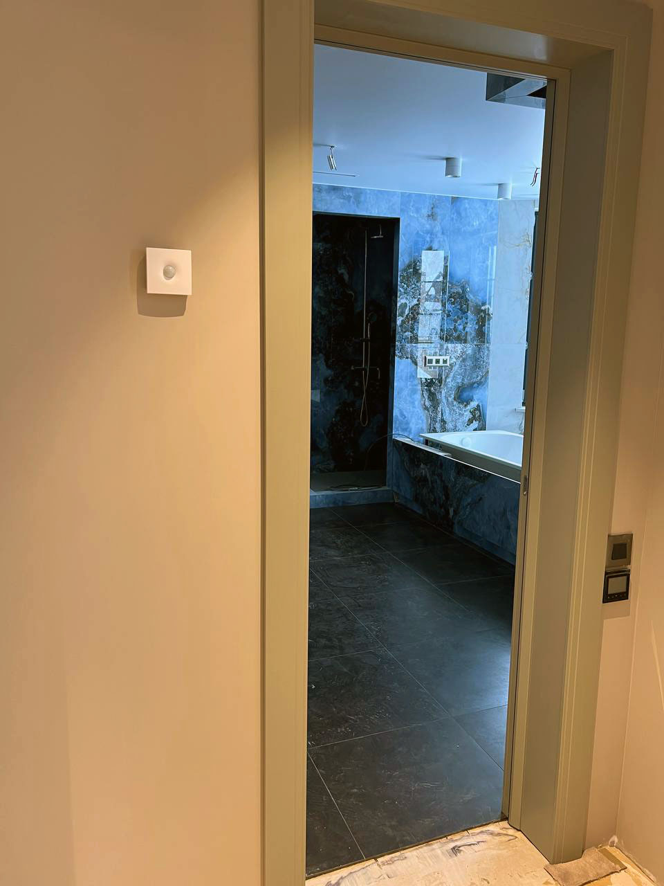 Датчик WB-MSW v.3 коридора перед ванной комнатой