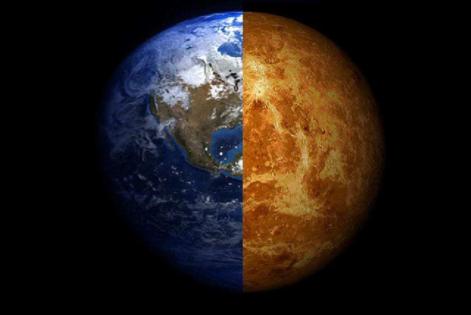 Земля (слева) и Венера, как видно в инфракрасном диапазоне (справа), имеют почти одинаковые радиусы. Радиус Венеры составляет приблизительно 90-95 % радиуса Земли. Однако из-за близкого к Солнцу Венеру раньше всех постигла совершенно иная, печальная участь. Возможно, примерно через миллиард лет и Земля пойдёт по стопам Венеры