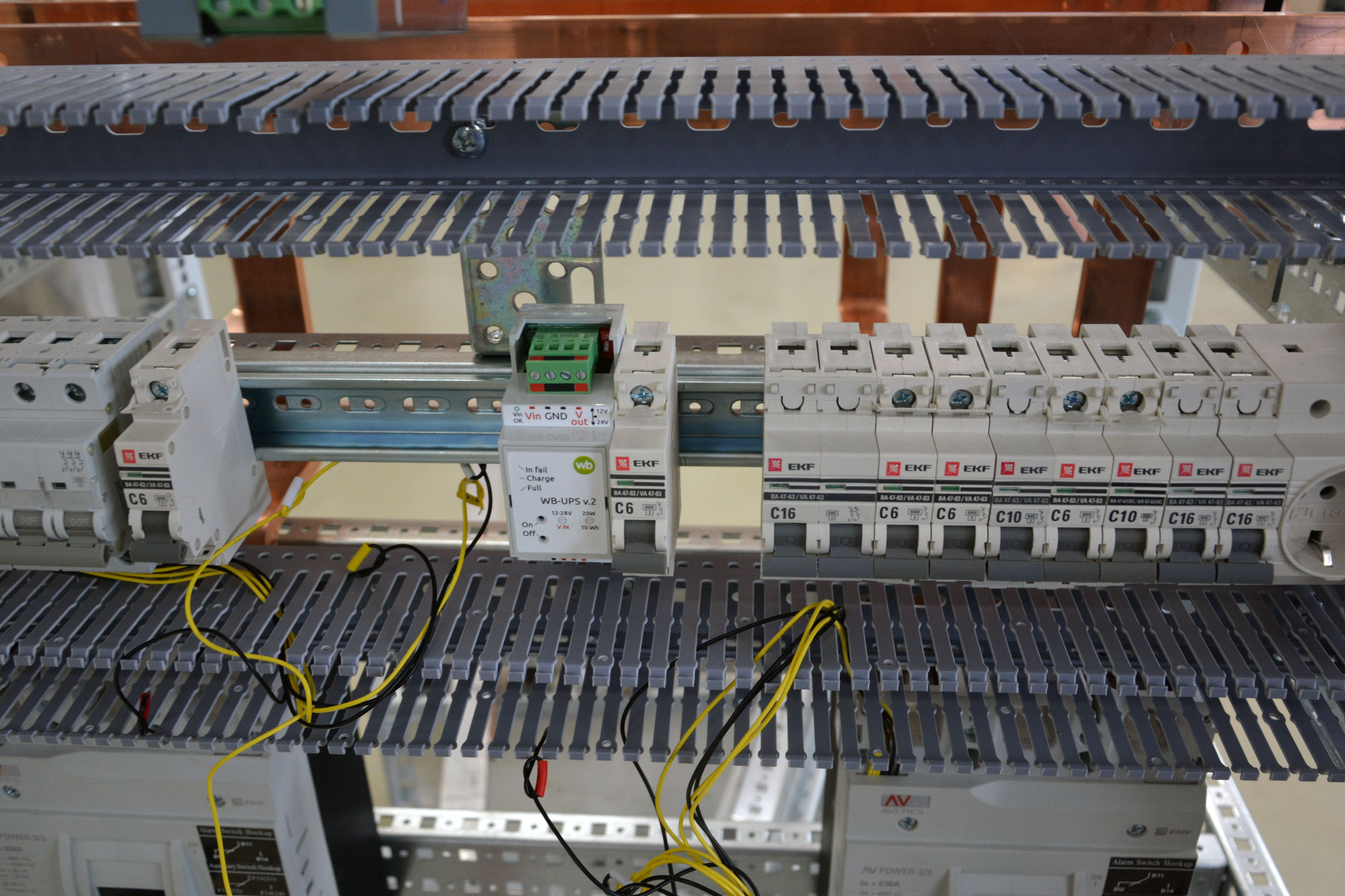 В шкафу электропитания можно видеть модуль Wiren Board WB-UPS v.2