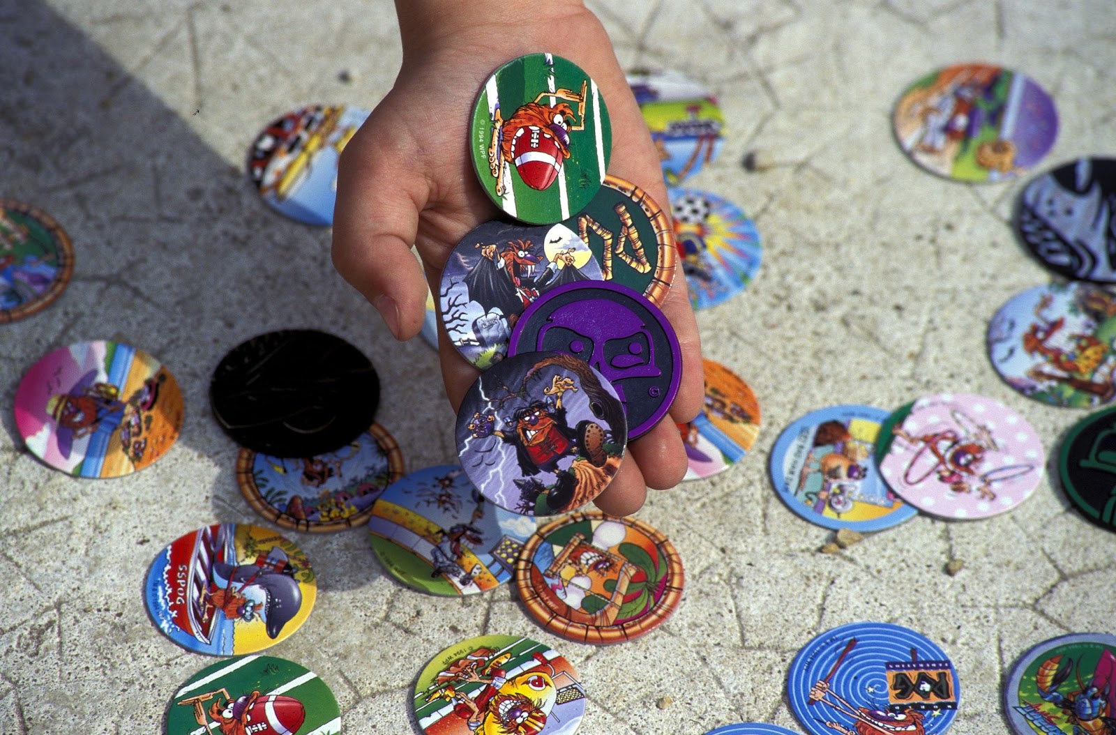 Игра с жетонами (капсулами) и игра с ними – настоящее увлечение детей 90-х