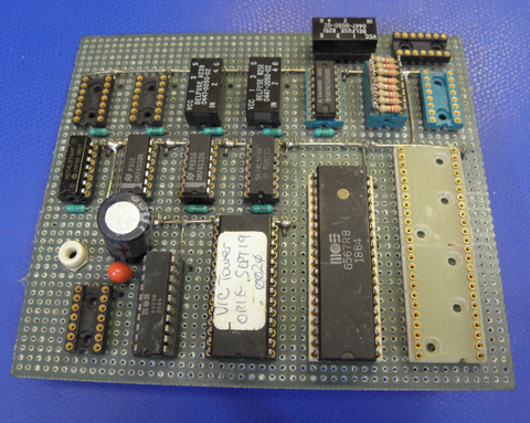 Видеочип VIC для C128 в начале эмулировался с помощью чипа C64 VIC, логики и линий задержек.