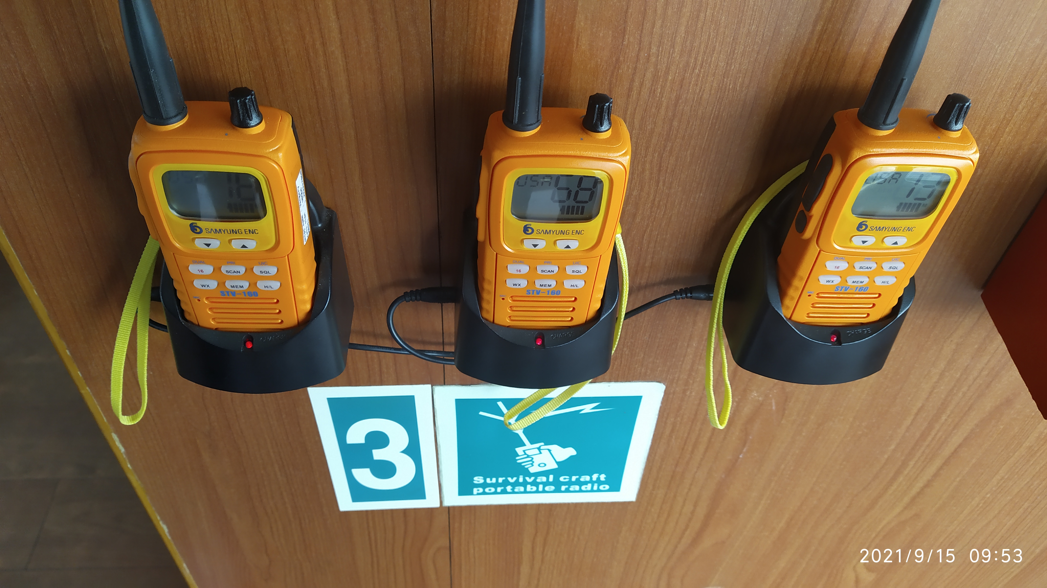 Носимые УКВ радиостанции, предназначенные для целей поиска и спасения. Потому оранжевые.