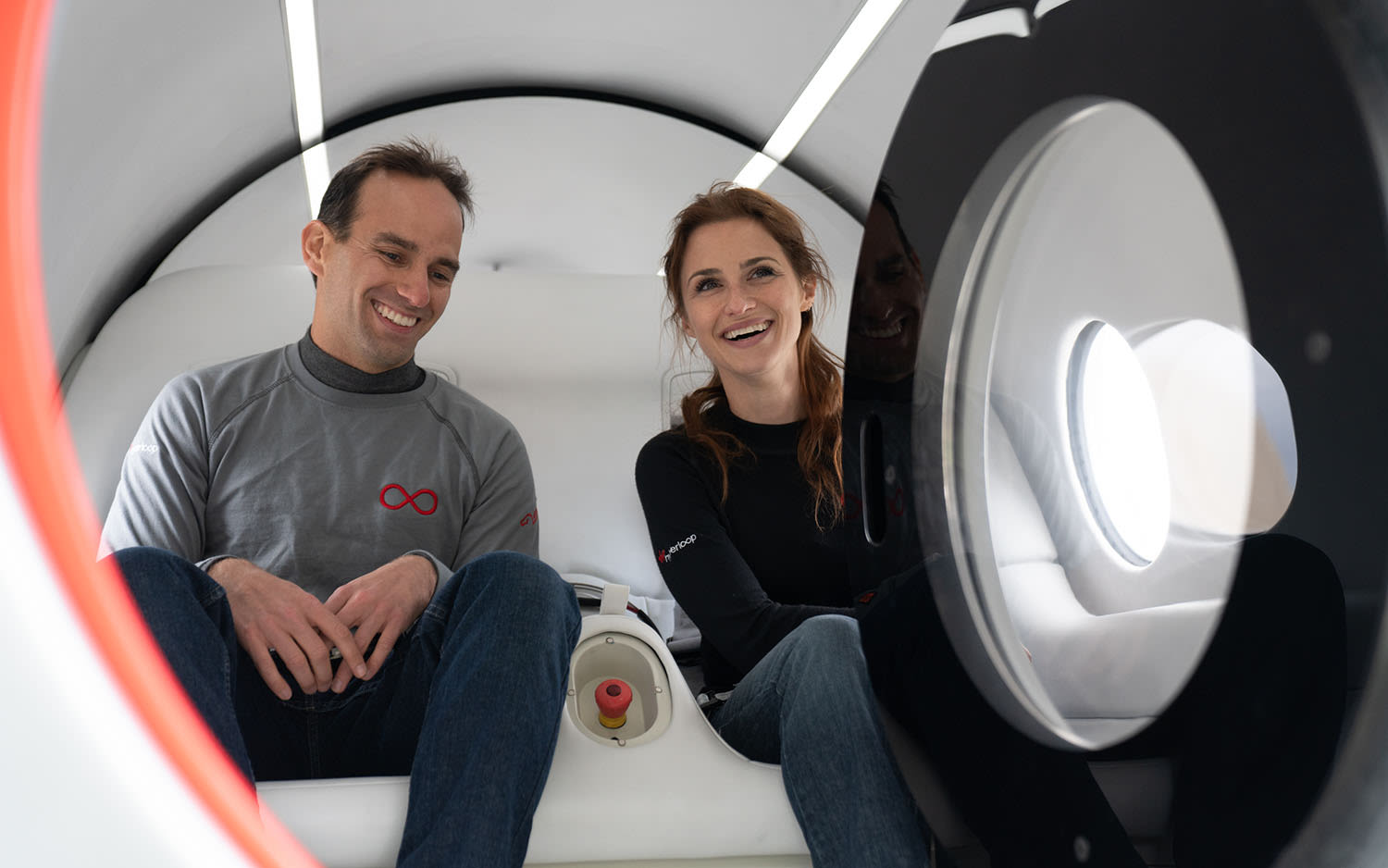 Джош Гигель и Сара Лучиан внутри XP-2 во время пробного запуска. Источник
