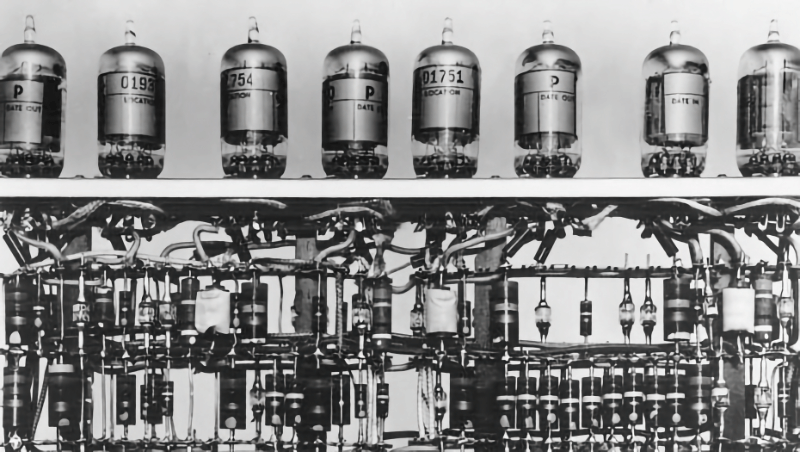 В компьютере общего назначения ENIAC 1 поколения использовалось 18 000 вакуумных ламп, 1943 г.